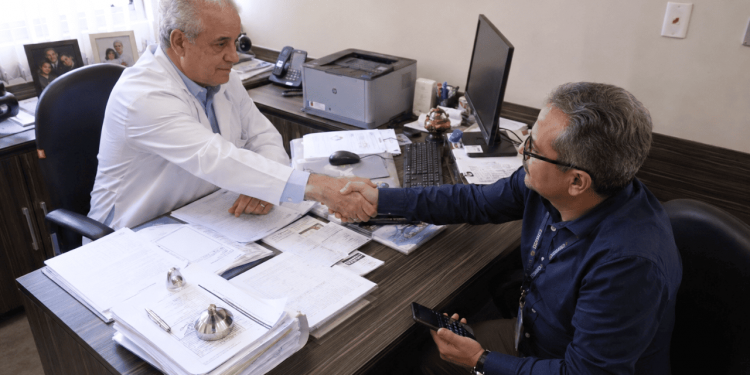 “Pacientes auditando o juízo médico? LLMs alfabetizando usuários em saúde?”